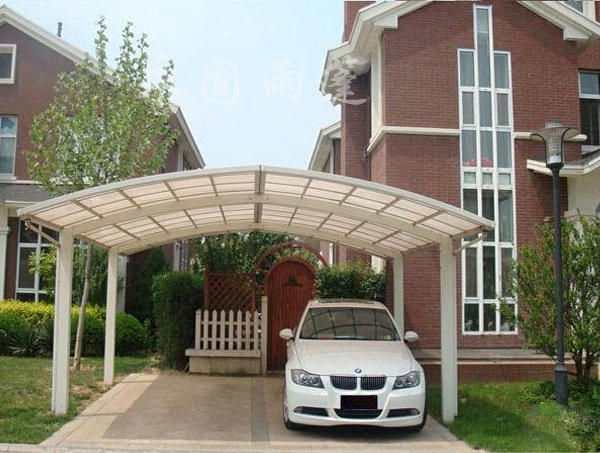 阳光板车棚:棚顶材料是阳光板(简称中空板),而阳光板具有透光性,抗